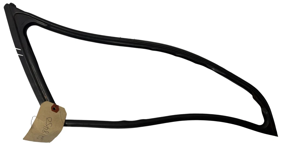 Junta de ventana de ventilación derecha nueva stock antiguo para modelos 1964-65 carrocería B sedán #2218450 Foto 1 de 1