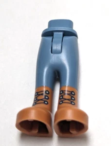 Lego - Mini Puppenbeine - blaue Jeanshose, braune Stiefel, Schnürsenkel, Taschen - Bild 1 von 2