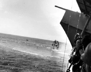 USS Hammann hundiéndose durante la Batalla de Midway 8x10 Segunda Guerra Mundial Foto 809 - Imagen 1 de 2