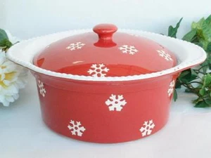 SNOWFLAKE RED WHITE Stoneware COVERED CASSEROLE 11x10x5 Winter Holiday Bake *NEW - Picture 1 of 2