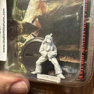 28mm Aaron (King Of Rock & Roll W/ Uzi) By Studio Miniatures Z-Clipz - Picture 1 of 5