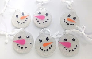 Juego de 6 adornos navideños muñeco de nieve hechos a mano de resina - blanco con brillo - 2 1/2" - Imagen 1 de 3