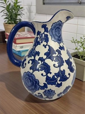 "Jarra floral de 10 1/2"" azul y blanco de Chinoiserie" Foto 1 de 4