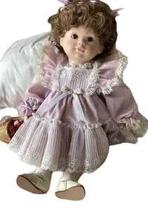 Seltene Elke Hutchens 1987 komplett Porzellan Puppe. Lavendel Spitzenkleid und Korb. - Bild 1 von 12