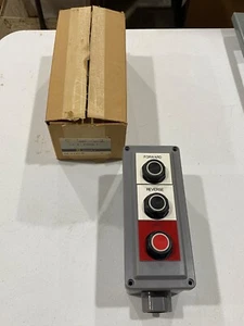 SQUARE D 9001SKY301 PUSHBUTTON STATION FOWARD/REVERSE/STOP *NEW IN THE BOX* - Imagen 1 de 1