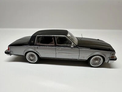 Neo 1:43 Cadillac Seville Elegante 1976 Silver Black - Image 1 of 4