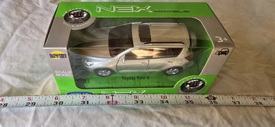 TOYOTA RAV 4 plata 1:34 Welly modelo coche fundido a presión nuevo, envío gratuito Foto 1 de 4