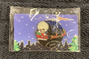 Disney Parks Pin - Happy Holidays 2005 - Mickey in Santa's Sleigh - Picture 1 of 3