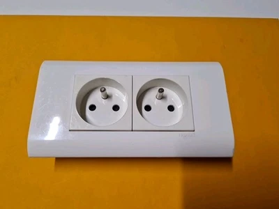 Legrand MOSAIC - Prise Complète 2P+T  73155 + 75014 plaque + 74806 support - Photo 1/3