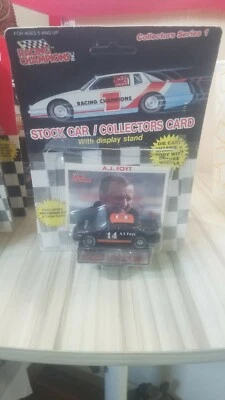 Coche de stock A J FOYT 14 1:64 Racing Champions con tarjeta de coleccionista y exhibición Foto 1 de 2