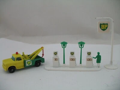 Matchbox 13 & A-1: Dodge Wreck Truck & BP Garage Pumps and Sign - Image 1 of 4