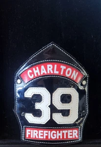 Charlton Massachusetts firefighter leather helmet badge (T-21) - Foto 1 di 2