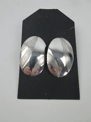 PENDIENTES OVALADOS JEZLAINE de plata de ley perforados firmados Foto 1 de 4