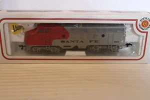 HO Scale Bachmann, EMD F-7A Diesel Locomotive Santa Fe, Red #307 - Picture 1 of 3