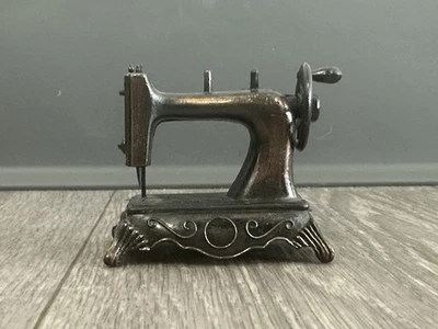 Máquina de coser miniatura vintage Durham metal fundido a presión 1976 No. Casa de muñecas 3 Foto 1 de 4