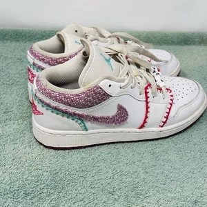 NIKE JORDAN 1 MAGLIA BASSA BIANCA BORDEAUX CHIARO (GS) TAGLIA 3,5 anni DM9037-100 - Foto 1 di 7