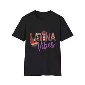 T-shirt unisex Latina Vibes, camicia Pride, abbigliamento Latinx, top festival, regalo per - Foto 1 di 25