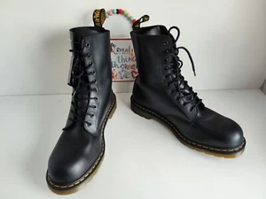 Dr Martens 1490 1919 stivaletti in pelle punta metallo 10 occhielli UK 13 EU 48 US14 - Foto 1 di 10