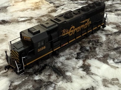 Atlas 40004922 N Scale Denver Rio Grande Western GP-60 Locomotive 3156 DCC/Sound - Image 1 of 4