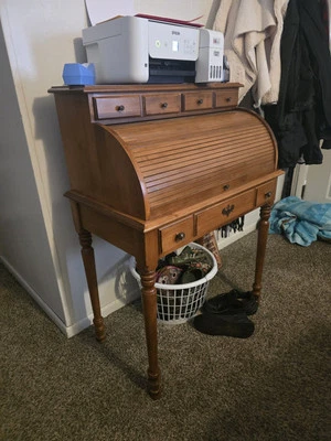 Escritorio antiguo con tapa enrollable Tell City Foto 1 de 4