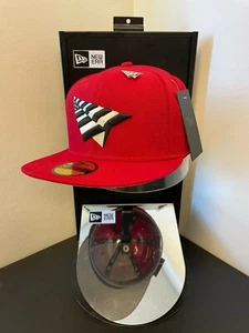 Auténtica Gorra Ajustada Nueva Era Planes de Papel RocNation - Roja 7 1/8" con Alfiler - Imagen 1 de 7
