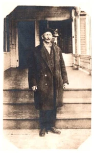 ALTER MANN MIT MANTEL, IDENTIFIZIERT.VTG ECHTFOTO POSTKARTE RPPC*B14 - Bild 1 von 2