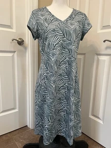 LL Bean Dress M Green Tropical Floral Palm Fronds V Neck Short Sleeve Pullover - Picture 1 of 9
