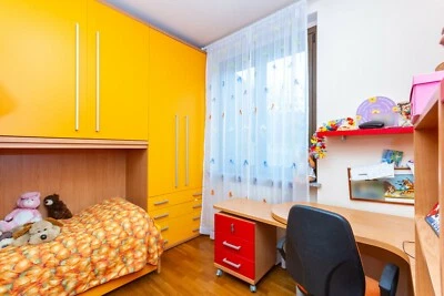 cameretta bambino/a a ponte due posti letto, scrivania angolare e libreria - Immagine 1 di 2