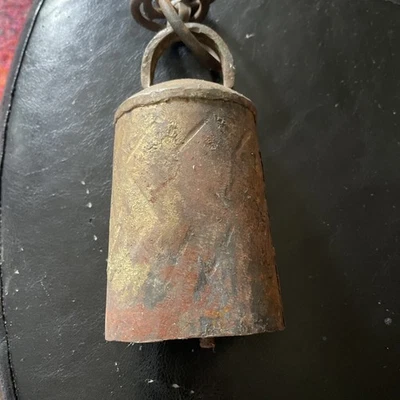 "Antiguos remaches de cadena ornamentados de campana de vaca de hierro hechos a mano Primitive Country 11-1/4"" en muy buena condición" Foto 1 de 4