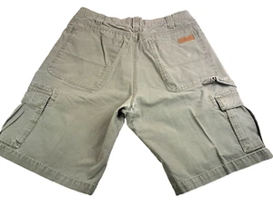 Cabela's Pantaloncini Cargo Uomo 32x10 DIFETTO Verde Outdoor Escursionismo Campeggio - Foto 1 di 9