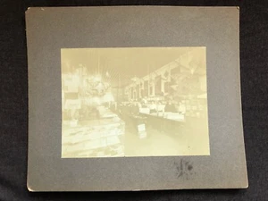 FOTO Tienda Interior Años 1890 con Trabajadores Luces Gas Contadores Hombres Damas - Imagen 1 de 7