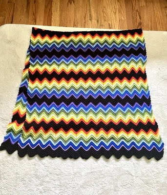 Vintage Hecho a Mano Ganchillo Tiro Afgano Arco Iris Oscuro Zig Zag Chevron 75" X 35" Foto 1 de 4