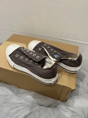 Kids Converse Size 13.5 Slip Ons Intentionally Distressed Beachy Vibe. - Imagem 1 de 4