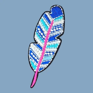 PRETTY BIRD FEATHER FUN BEAUTIFUL ANIMAL IRON ON PATCH 1.25" x 1.5" - Picture 1 of 4