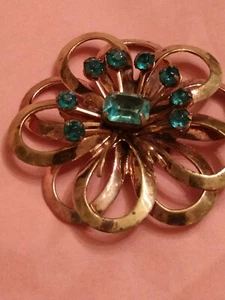 VINTAGE GOLD TONE WITH BLUE RHINESTONE BROOCH - Picture 1 of 12