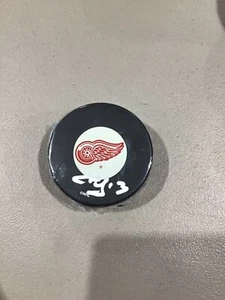 PAVEL DATSYUK signierter Detroit Red Wings offizieller Puck - Bild 1 von 3