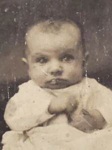 Farbtyp eines Babys im Taufkleid - Bild 1 von 6