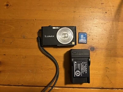 Cámara Panasonic Lumix DMC-FX33 con cargador, batería y tarjeta SD de 8 GB Foto 1 de 4