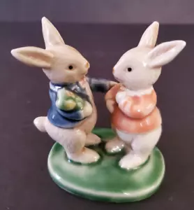 Estatuilla antropomórfica de colección Albert Kessler de cerámica conejo pareja 3,25" H - Imagen 1 de 7