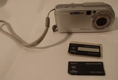 Sony Digital Camera Cybershot DSC-P200 7.2MP includes adapter + 3 memory sticks - Image 1 of 4
