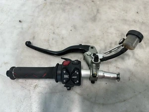 18-24 DUCATI PANIGALE V4 V4S MANILLAR LATERAL IZQUIERDO CLIP EN CONTROLES EMBRAGUE - Imagen 1 de 4