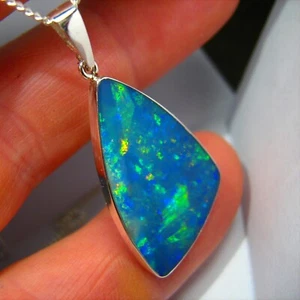 Precioso colgante de ópalo australiano océano pastel con incrustaciones de plata de ley gema doble - Imagen 1 de 8