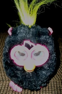 Furby Interaktives Spielzeug - 2012 - Hergestellt von Hasbro - Schwarz & Hot Pink mit gelben Haaren. - Bild 1 von 7