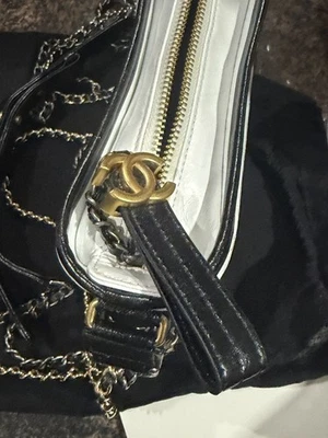 Pequeño acolchado de piel de becerro envejecido Gabrielle Hobo negro blanco Foto 1 de 4