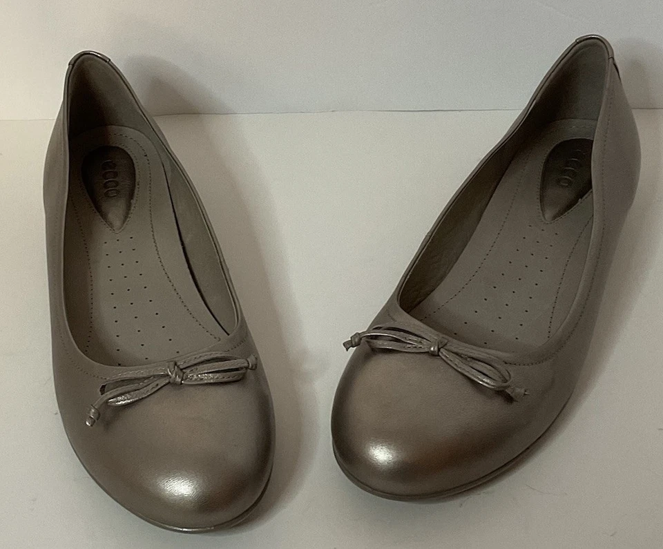 Zapatos planos de ballet Ecco plateados talla 39 EE. UU. 8 nuevos sin etiquetas Foto 1 de 4