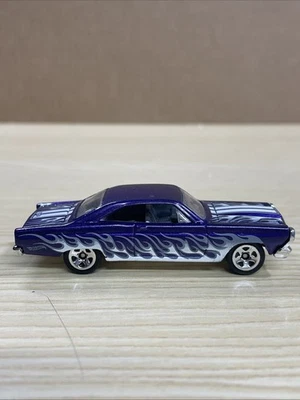 Ford Fairlane GT 2009 Hot Wheels 66 púrpura blanco y gris llamas sueltas bonito 1/64 Foto 1 de 4