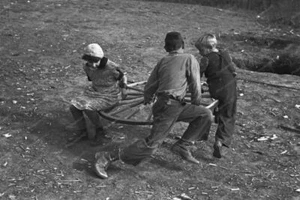 ¡Los niños disfrutan hechos en casa Merry Go Round! Reimpresión profesional de laboratorio fotográfico - Imagen 1 de 1