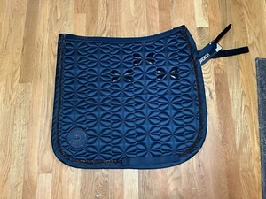 Eskadron Dressage Saddle Pad - Platinum 2024 - Mattgloss Bow Atlantic Blue - Picture 1 of 1