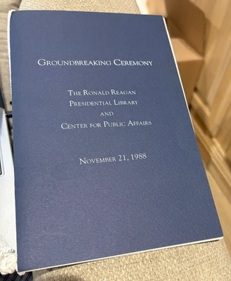 Guía del programa de ceremonia de inauguración de la biblioteca presidencial Ronald Reagan 1988 casi nuevo Foto 1 de 2