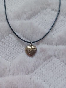 Vintage Y2K 2000's 90's Style Cord Necklace Gold Tone Floral Etched Heart Charm - Picture 1 of 9